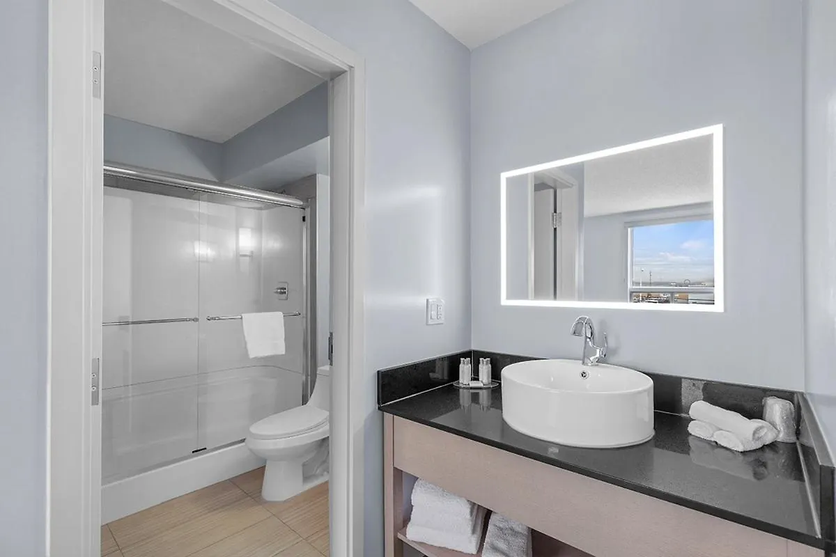 Emerald Hotel & Suites Calgary Airport 2*,