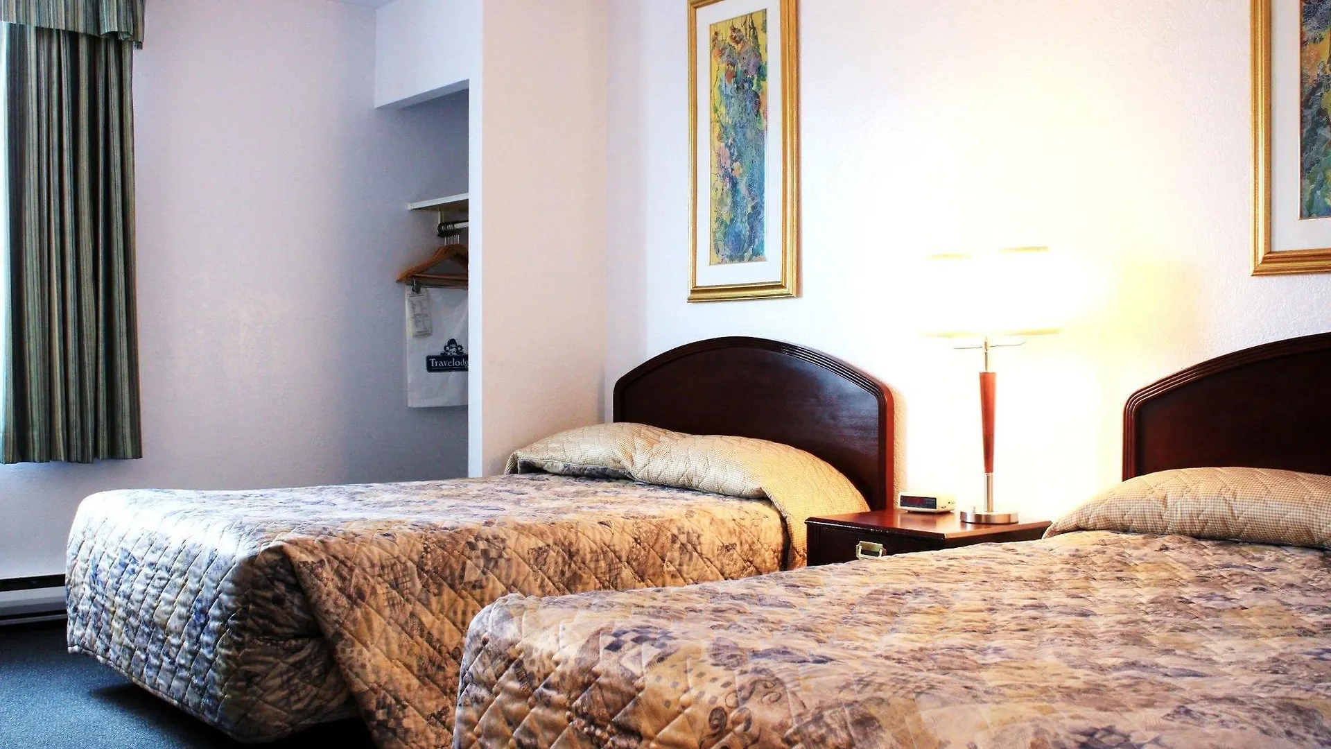 **  Emerald Hotel & Suites Calgary Airport Canada