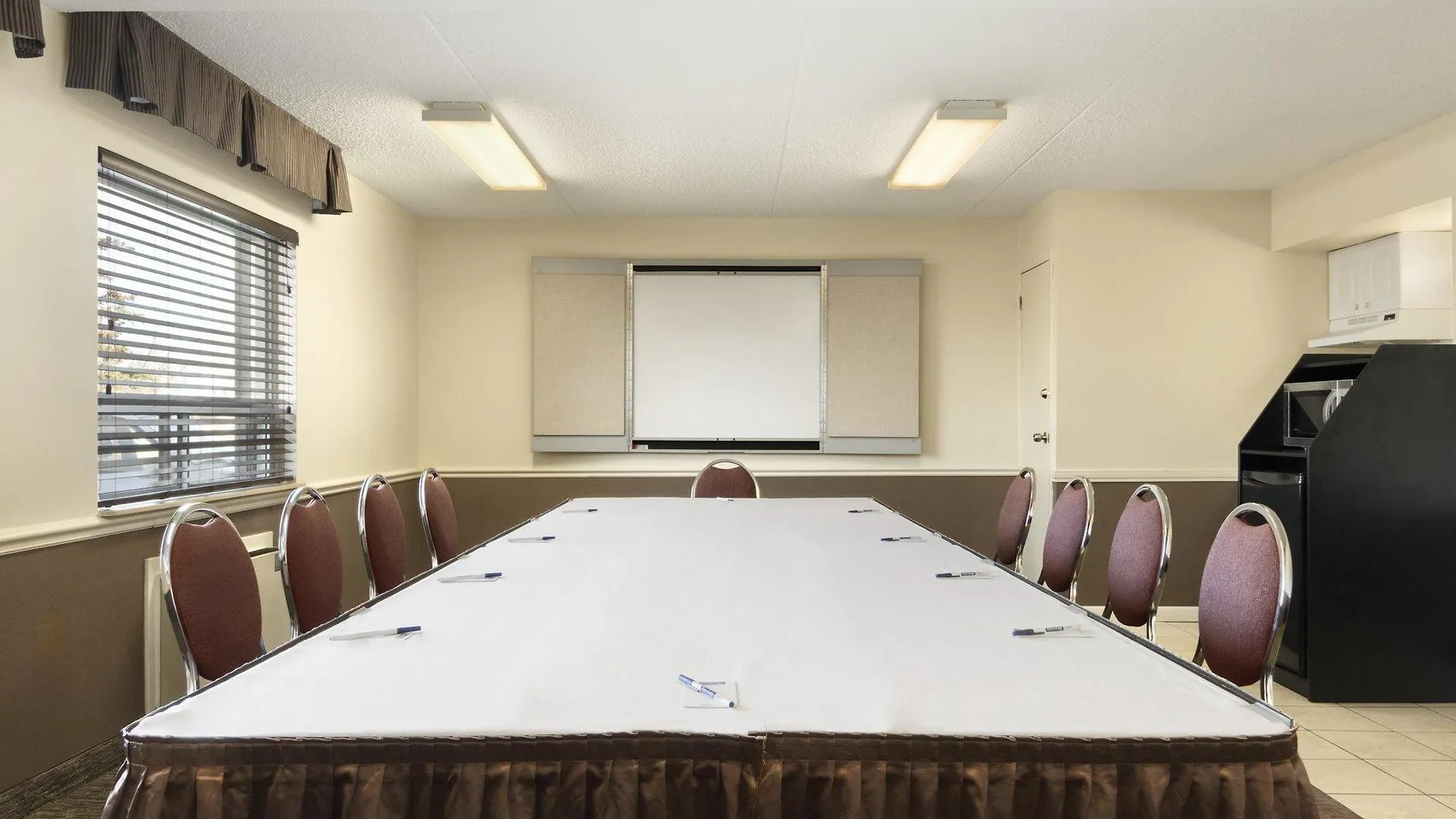 Emerald Hotel & Suites Calgary Airport