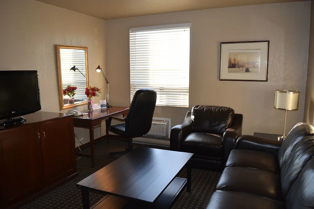 Emerald Hotel & Suites Calgary Airport 2*,
